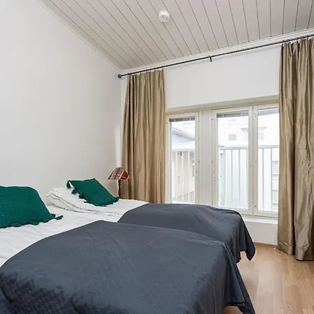 Apartament Uniikki Kattohuoneisto Ydinkeskustassa, Laemmin Pysaekoeinti, Max 6 Hloeae