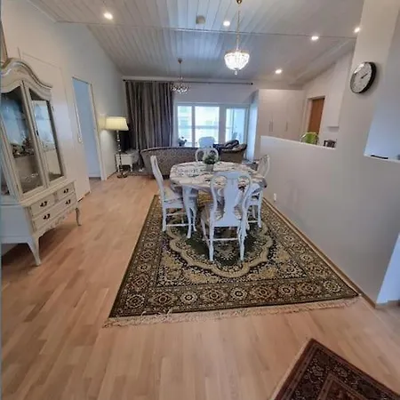 Apartament Uniikki Kattohuoneisto Ydinkeskustassa, Laemmin Pysaekoeinti, Max 6 Hloeae